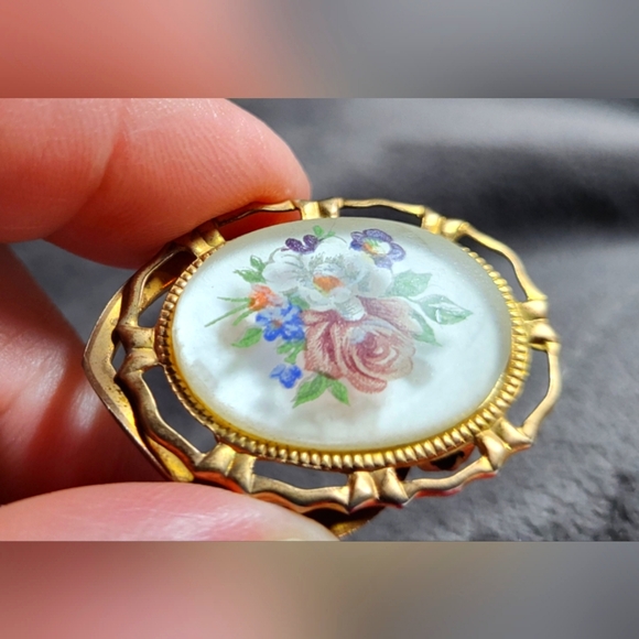 Vintage 1930’s  Floral  Cameo  Rose Transfer Acrylic Scarf Clip - Picture 6 of 9